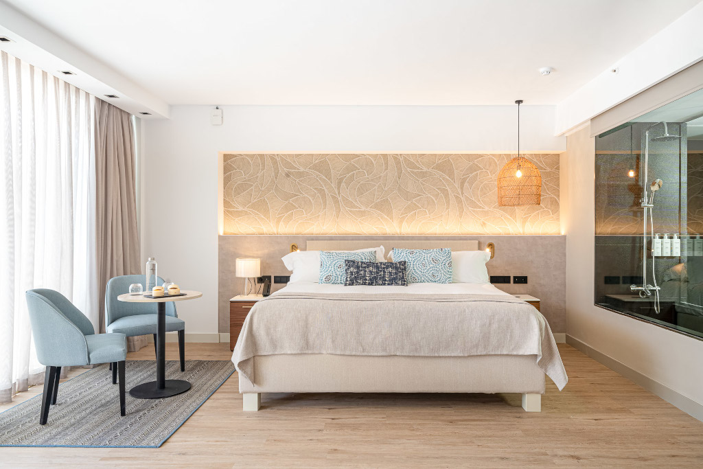 Camera d'albergo elegante a Tenerife con letto, poltrone e tavolino.