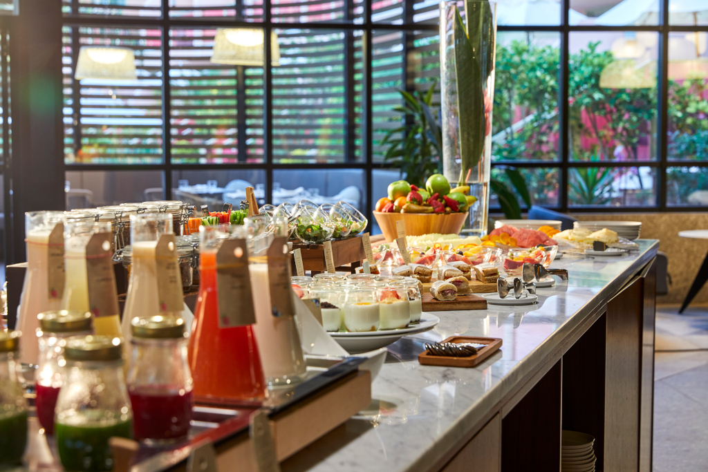 Buffet con succhi, yogurt e frutta fresca a Santa Cruz de Tenerife.