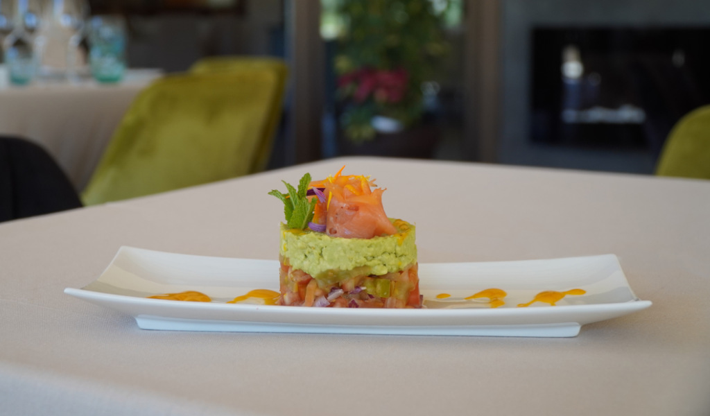 Tartare di salmone e avocado su piatto in un ristorante a Tenerife.
