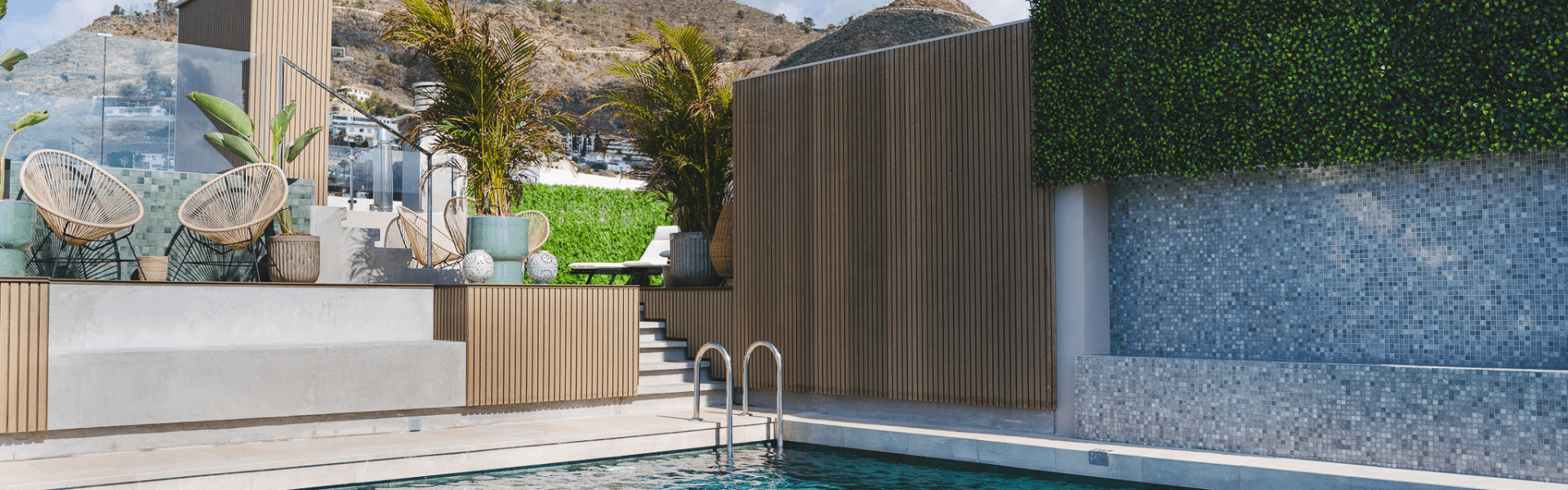 Terrazza con piscina e sedie, piante decorative a Costa Adeje.