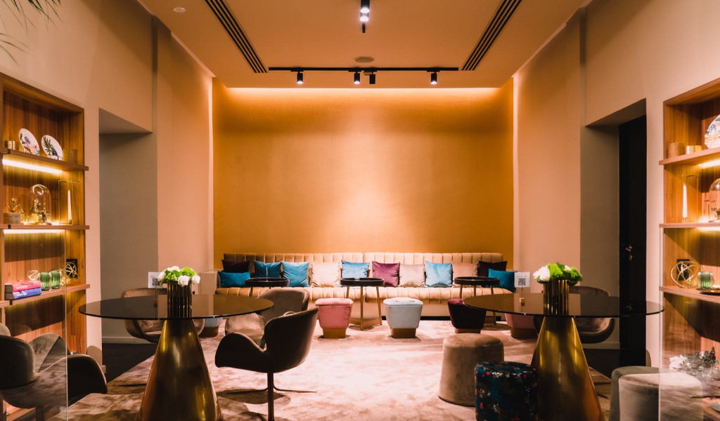 Sala d'attesa elegante con divano, poltrone e scaffali decorativi a Santa Cruz de Tenerife.
