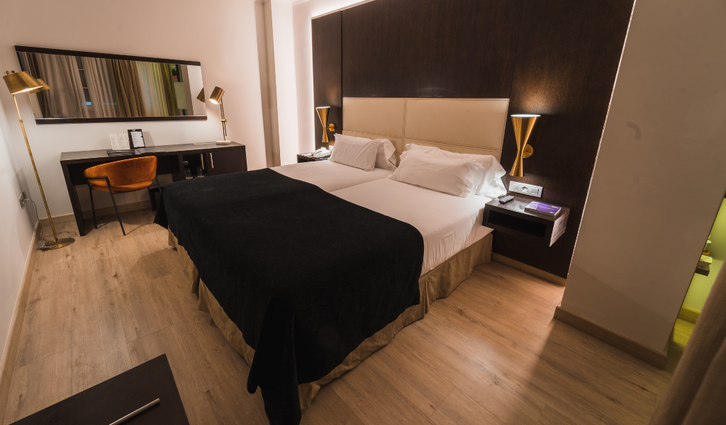 Camera d'albergo con due letti singoli e scrivania a Santa Cruz de Tenerife.