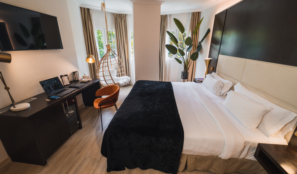 Camera d'albergo moderna con letto matrimoniale a Tenerife.