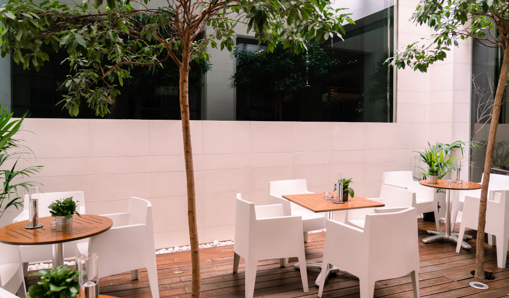 Patio con tavoli e sedie bianche presso ristorante a Tenerife.