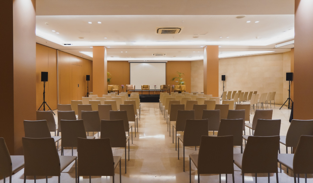 Sala conferenze con sedie e proiettore a Santa Cruz de Tenerife.