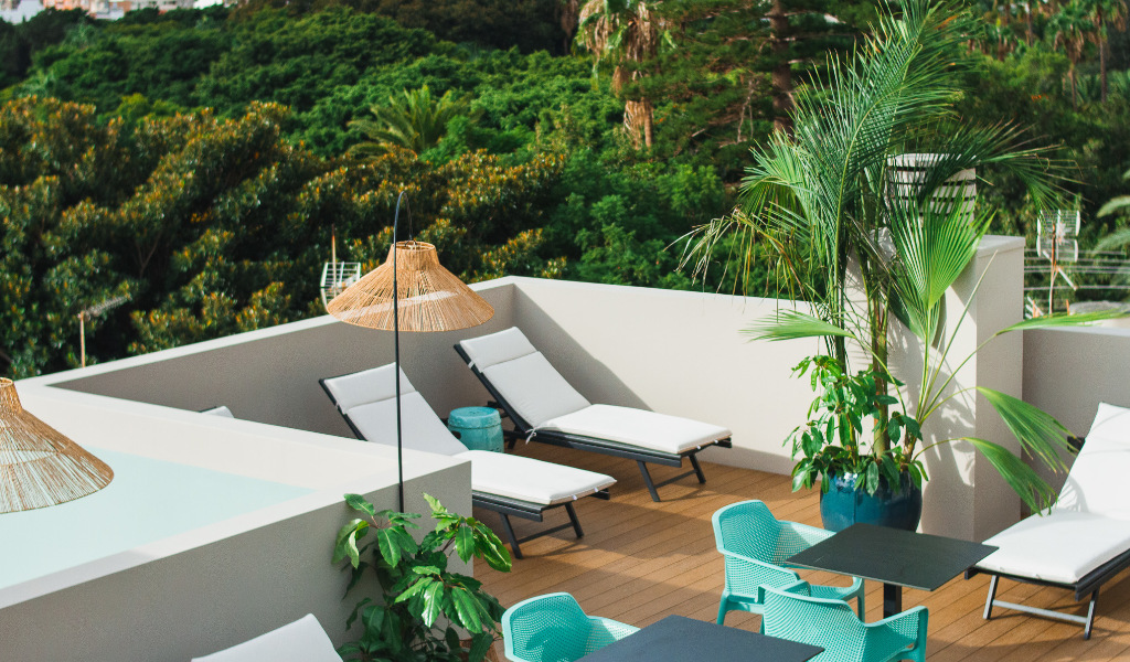 Terrazza con sedie e sdraio a Santa Cruz de Tenerife.