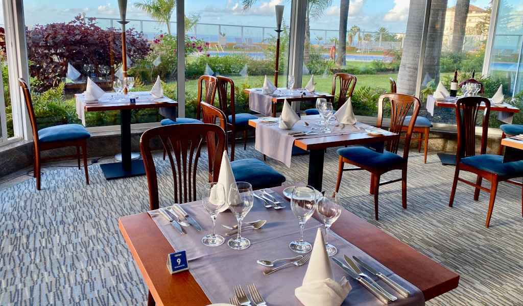 Ristorante elegante con tavoli apparecchiati, vista verso l'esterno in Tenerife.