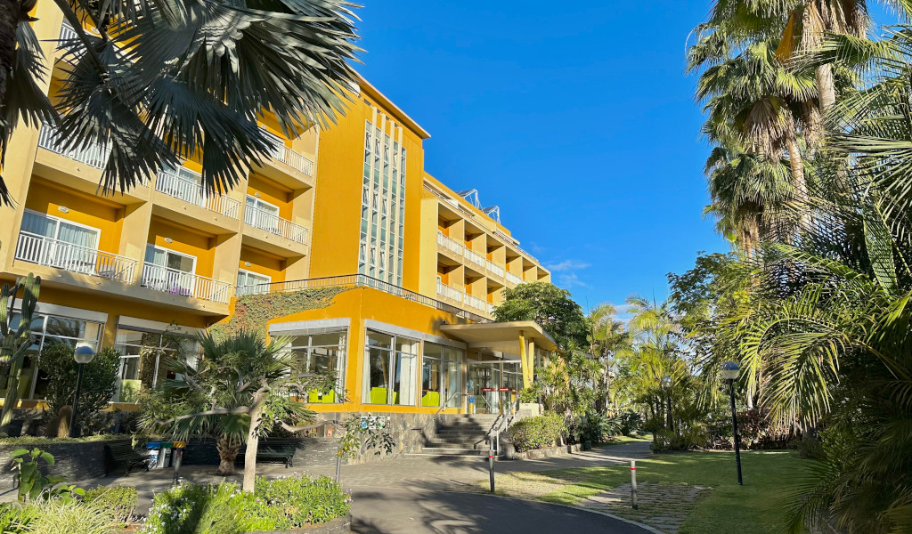 Edificio giallo con balconi e giardino tropicale a Puerto de la Cruz, Tenerife.
