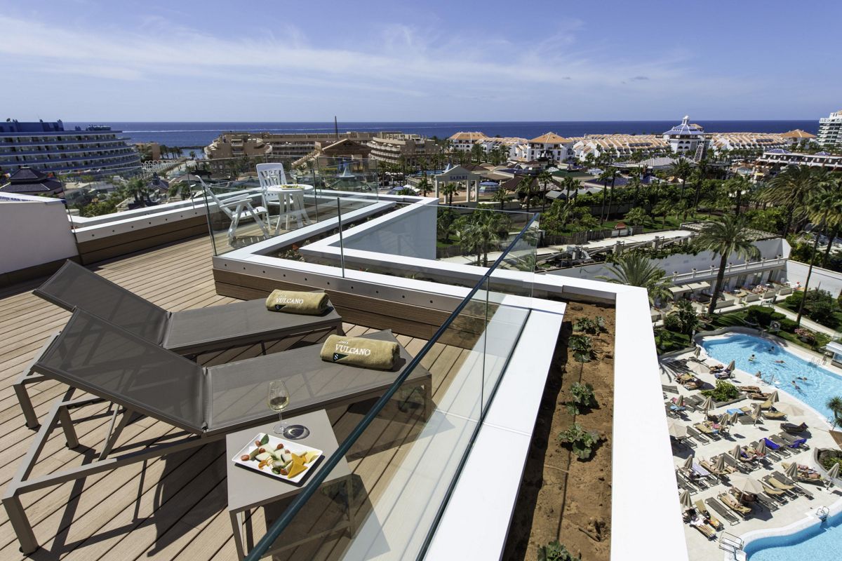 Terrazza con vista su piscine e mare a Playa de las Américas, Tenerife.