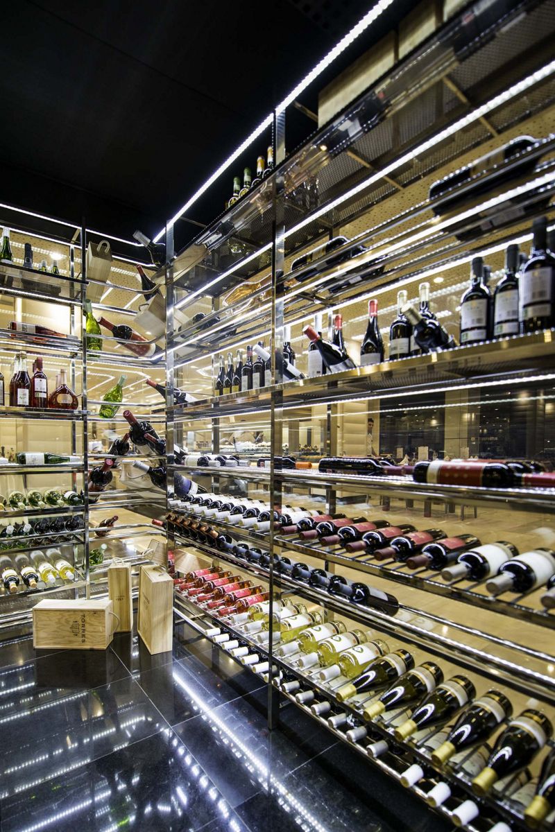Bottiglie di vino riposte su scaffali in una cantina a Tenerife.