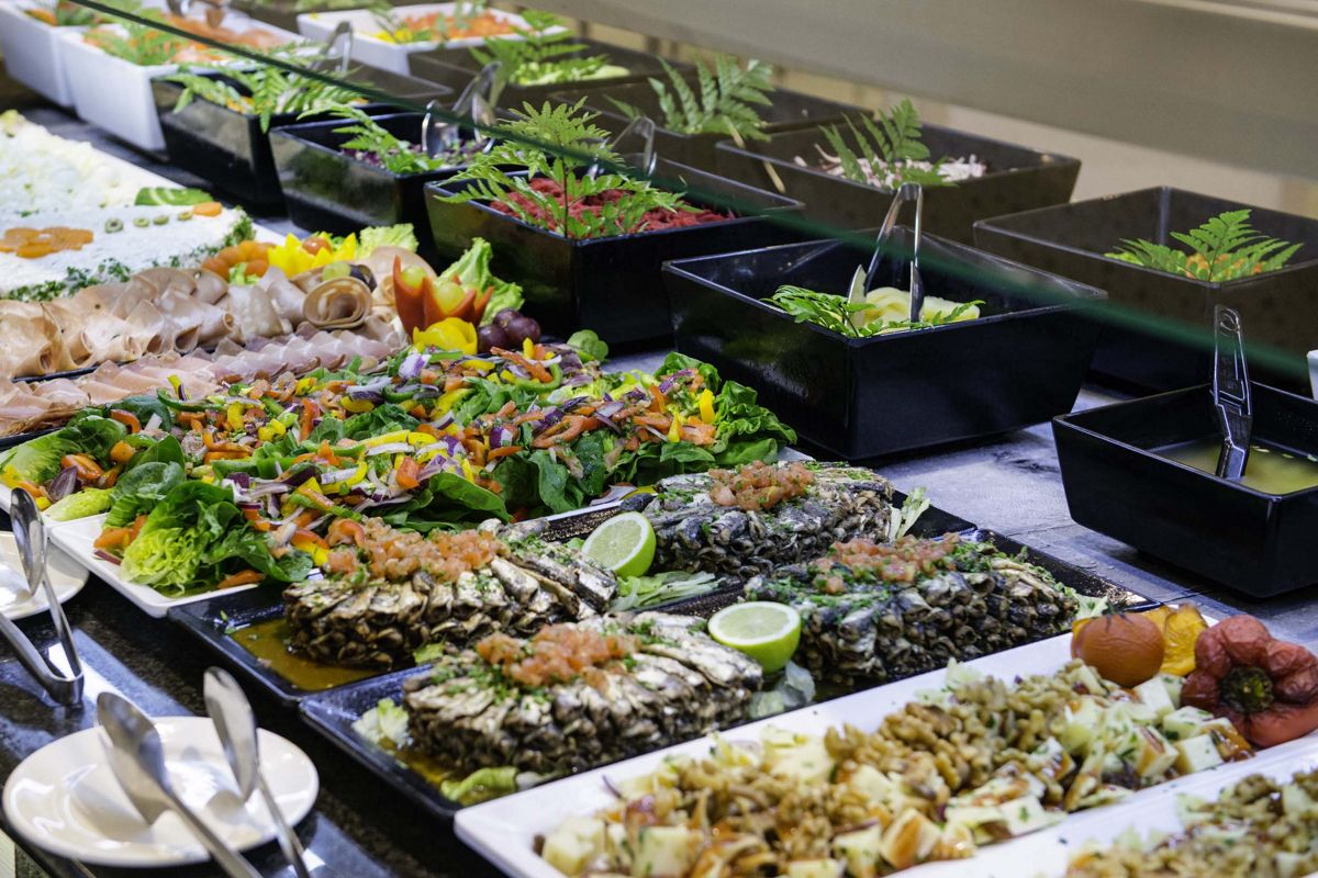 Buffet con insalate, pesce, affettati e contorni freschi a Tenerife.