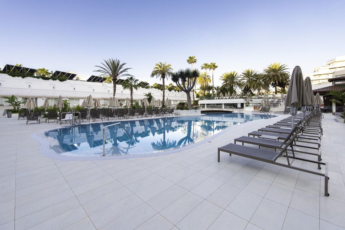 Piscina circondata da lettini e palme a Santa Cruz de Tenerife.
