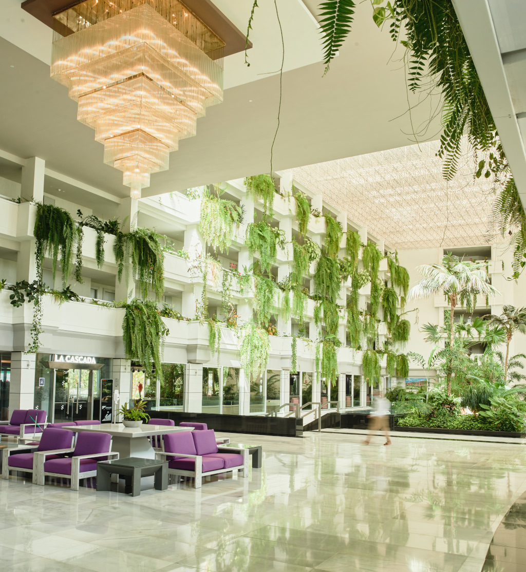 Atrio di un hotel a Tenerife con piante appese e lampadario geometrico.