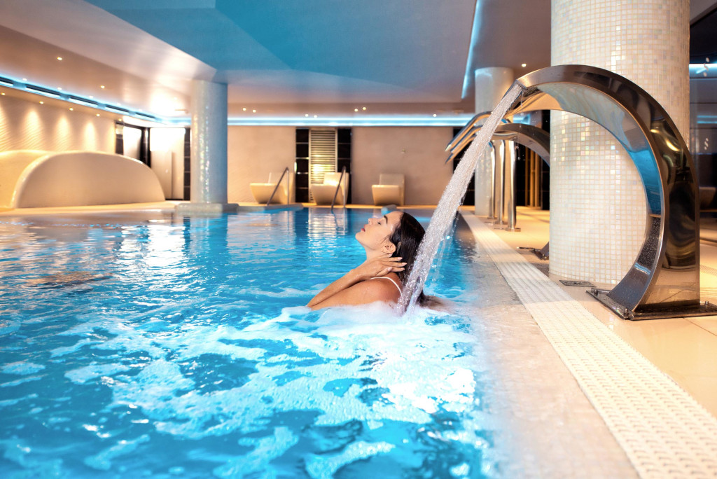 Donna rilassata sotto getto d'acqua in spa a Tenerife.