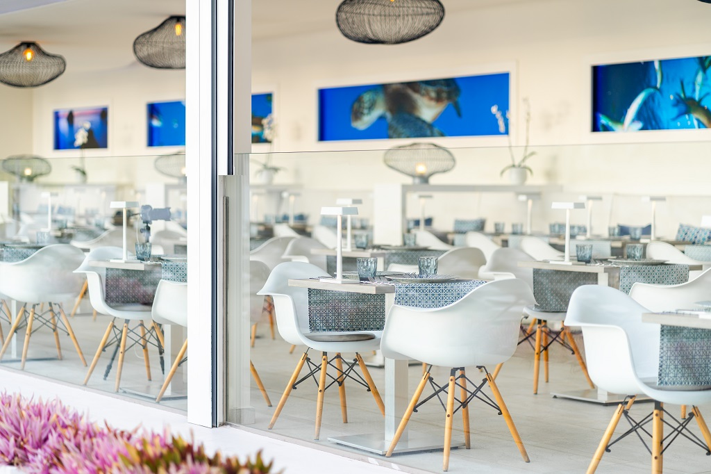 Ristorante moderno con sedie bianche e decorazioni blu a Tenerife.