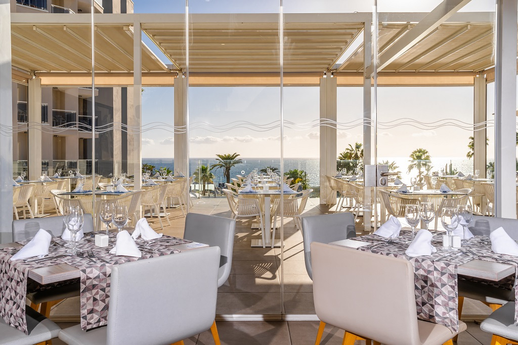 Ristorante con terrazza vista mare a Tenerife.