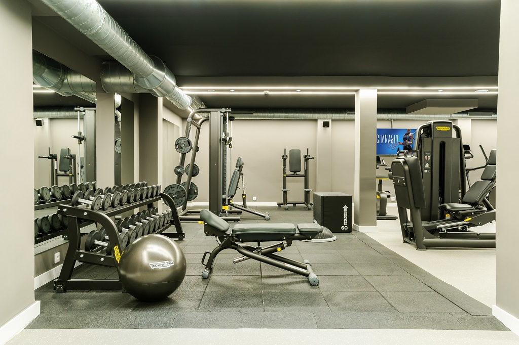 Palestra con attrezzature fitness a Tenerife.