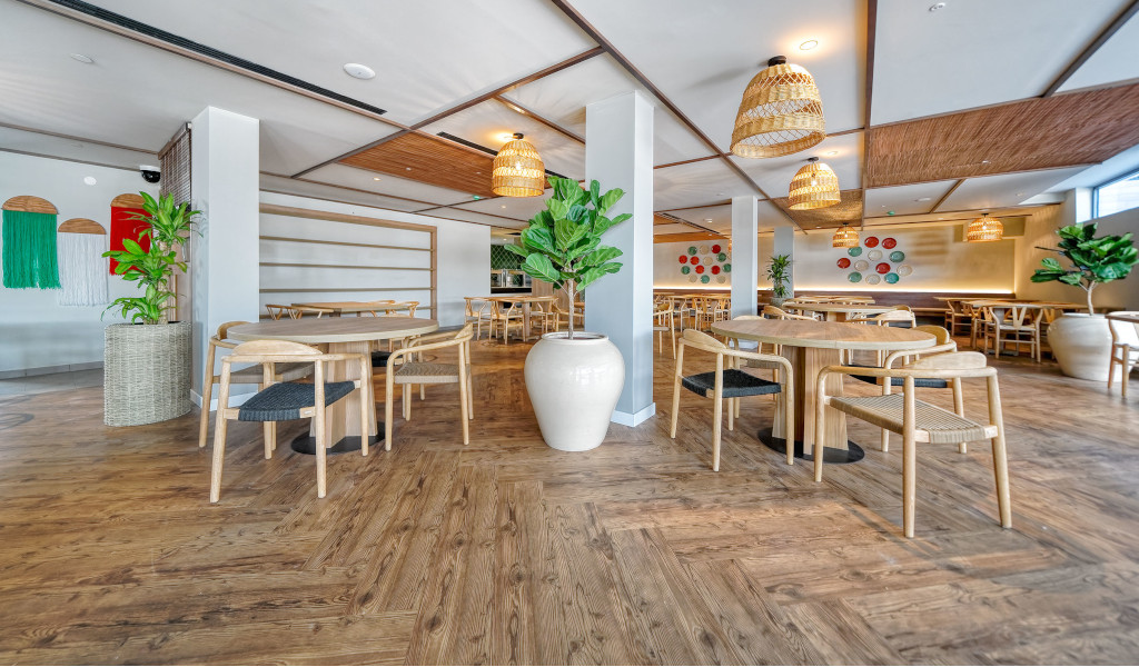 Ristorante moderno con tavoli di legno e decorazioni murali a Santa Cruz de Tenerife.