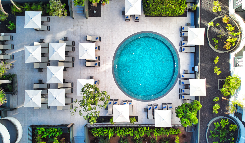 Piscina circolare con lettini e ombrelloni a Tenerife.