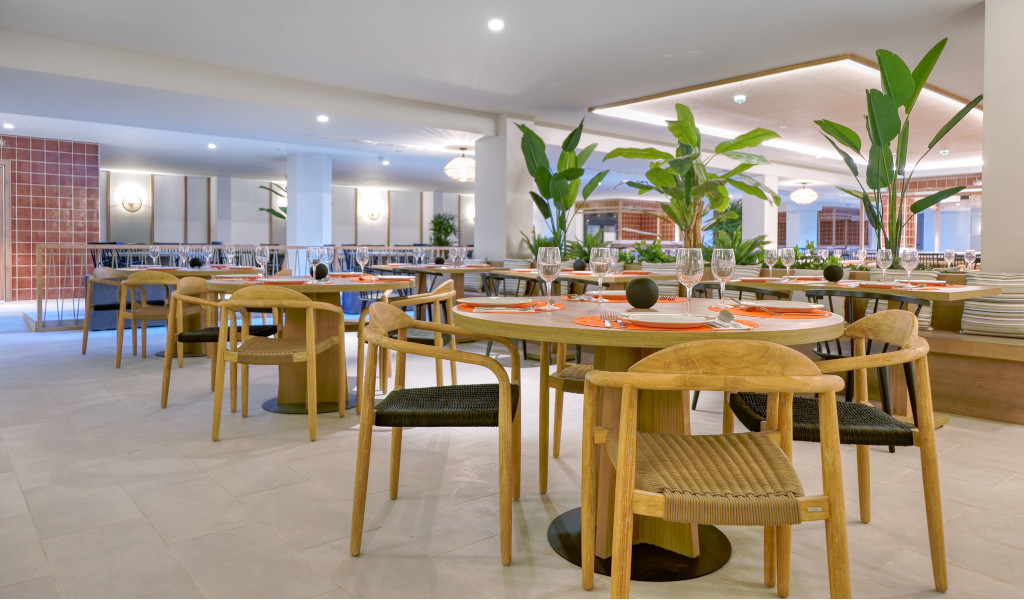 Ristorante elegante con tavoli apparecchiati e sedie in legno a Tenerife.