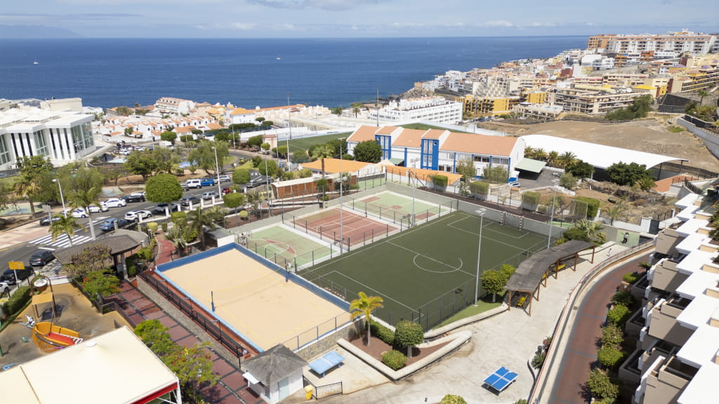 Vista aerea di campi sportivi e area urbana vicino all'oceano ad Adeje, Tenerife.