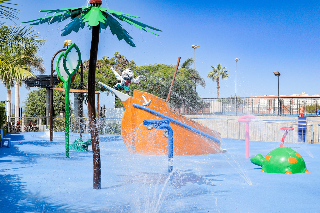 Parco giochi con acqua e sculture colorate a Santa Cruz de Tenerife.