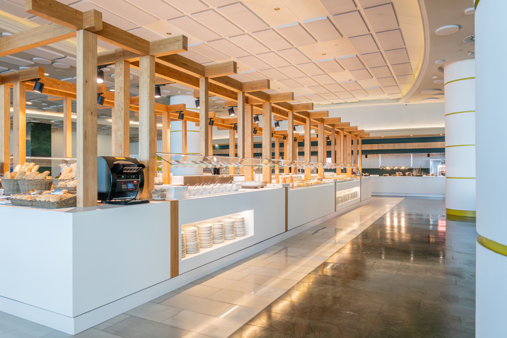 Ristorante a buffet moderno a Costa Adeje con selezione di cibo e pane.