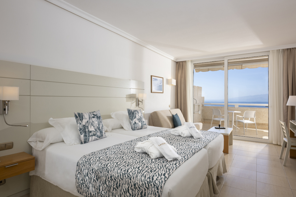 Camera d'hotel con balcone vista mare a Los Cristianos, Tenerife.