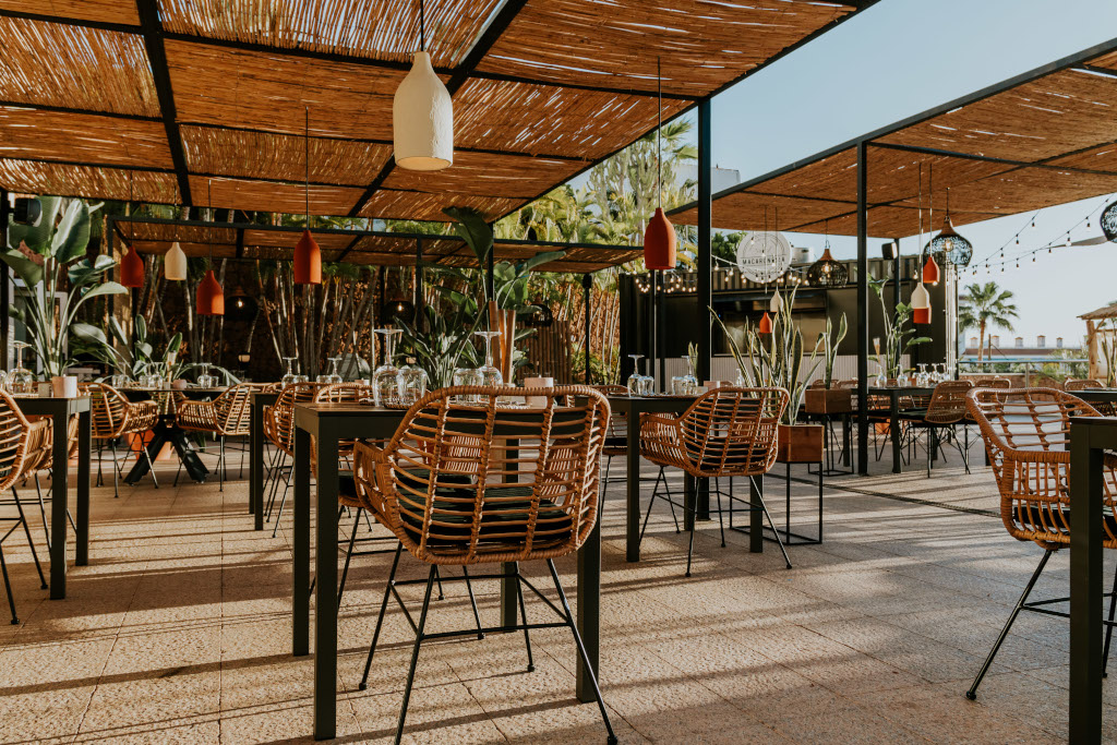 Terrazza di un ristorante all'aperto con sedie in vimini a Tenerife.