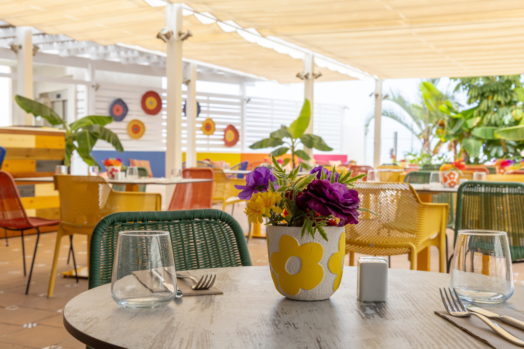Tavolo con vaso di fiori colorati in un ristorante a Tenerife.