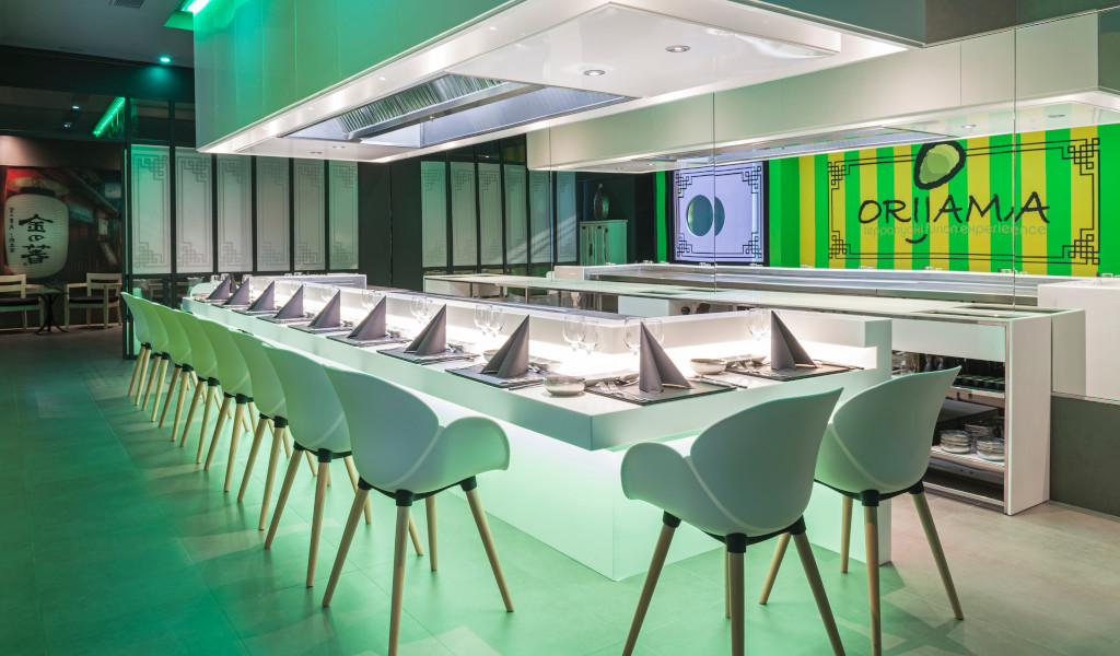Ristorante con sedie bianche moderne e logo Oriiami a Tenerife.