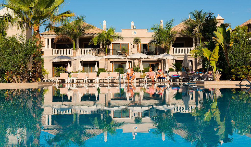 Edificio con piscina e palme a Costa Adeje, Tenerife.