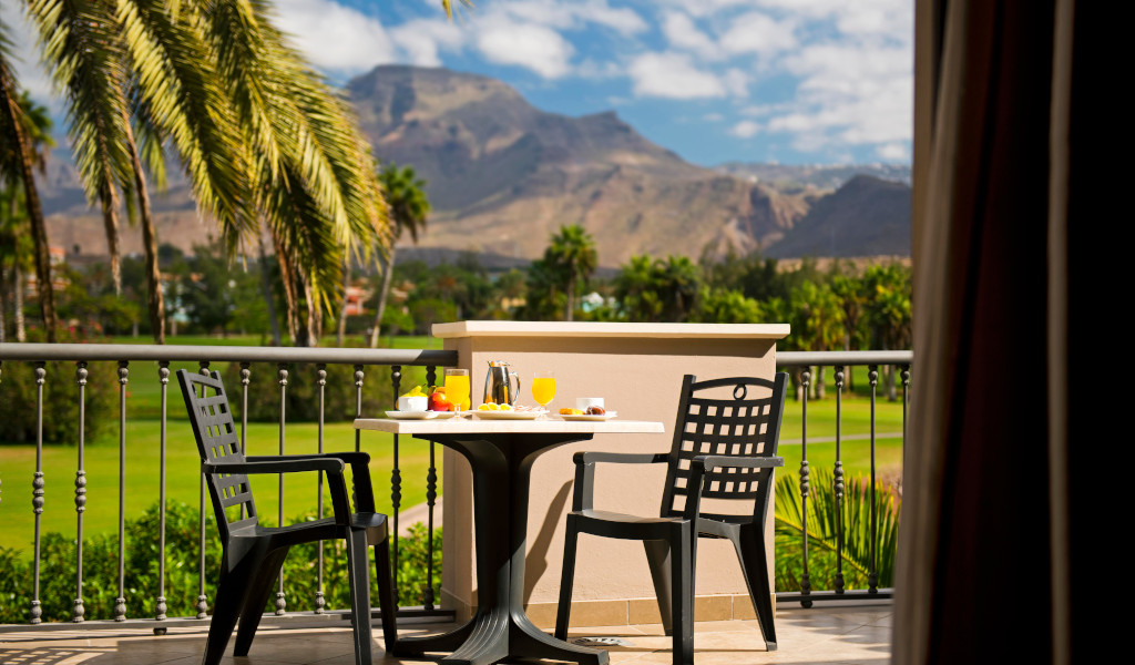 Colazione su balcone con vista su campo da golf a Tenerife.