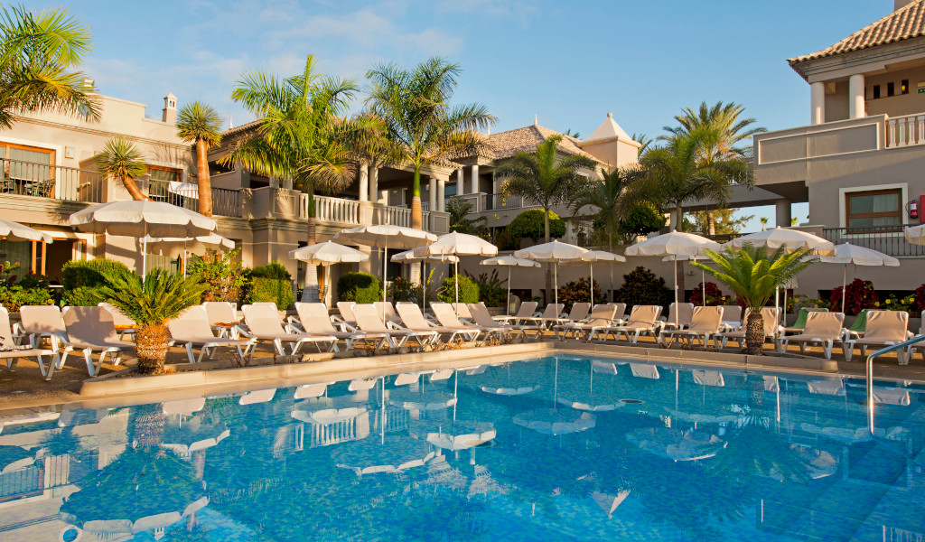 Sdraio e ombrelloni vicino alla piscina di un hotel a Tenerife.
