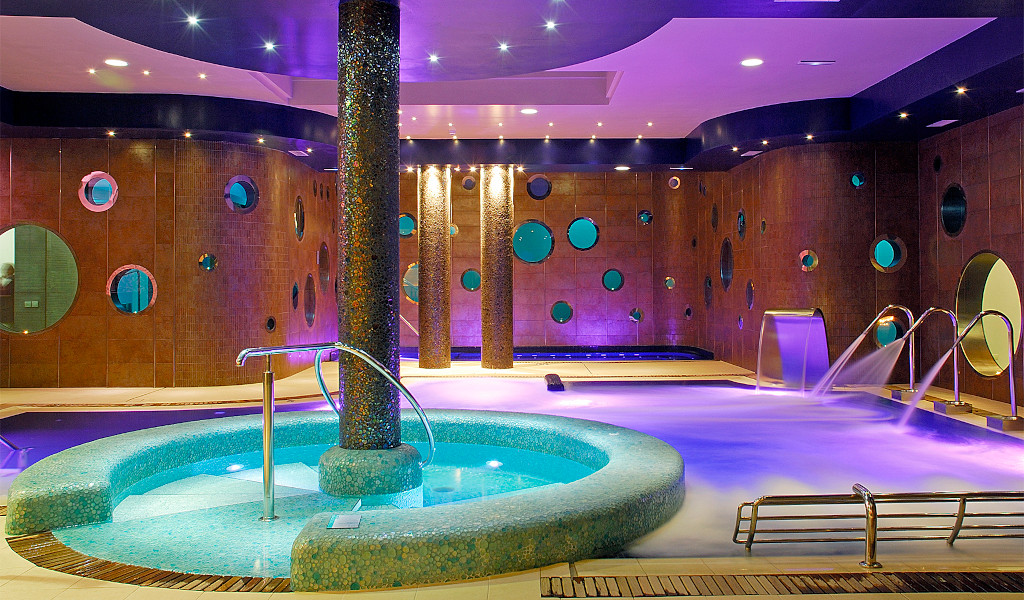 Vasca idromassaggio e cascata luminosa in spa a Tenerife.