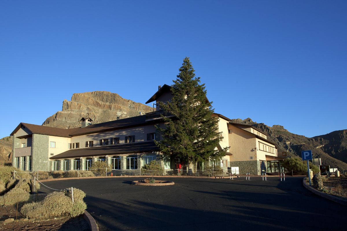 Edificio moderno con montagna sullo sfondo nel Parco Nazionale del Teide.