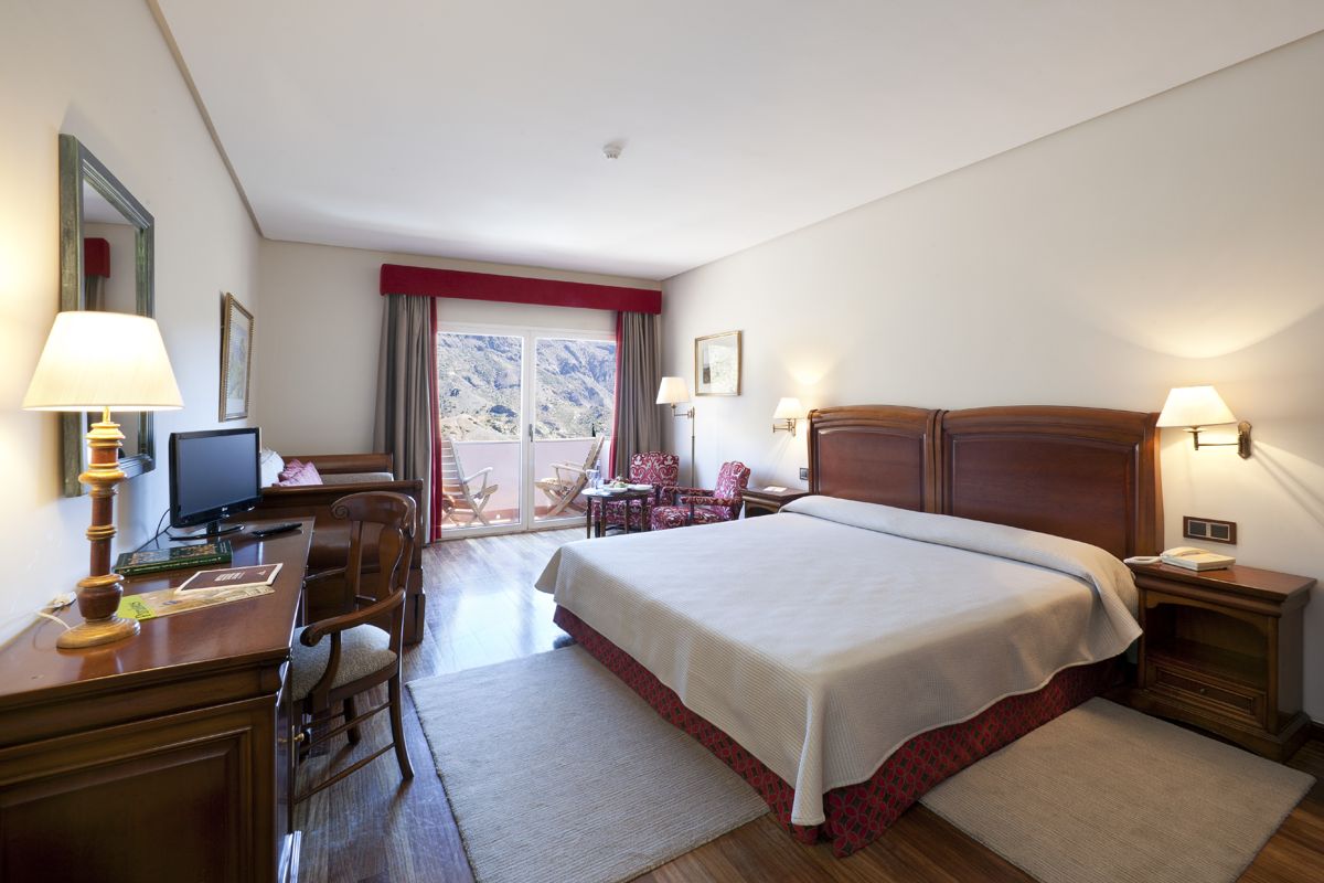 Camera d'albergo con letto matrimoniale e vista sulle montagne a Tenerife.