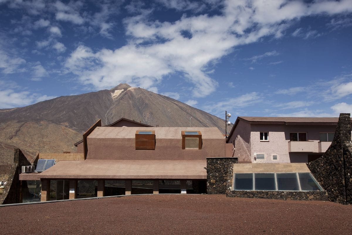 Edificio moderno con il vulcano Teide sullo sfondo a Tenerife.