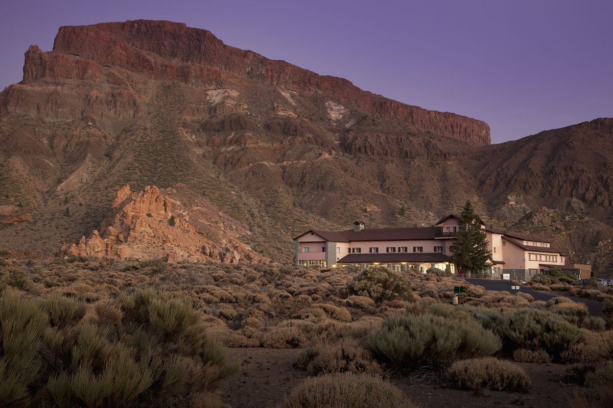 Hotel ai piedi del monte Teide al tramonto a Tenerife.
