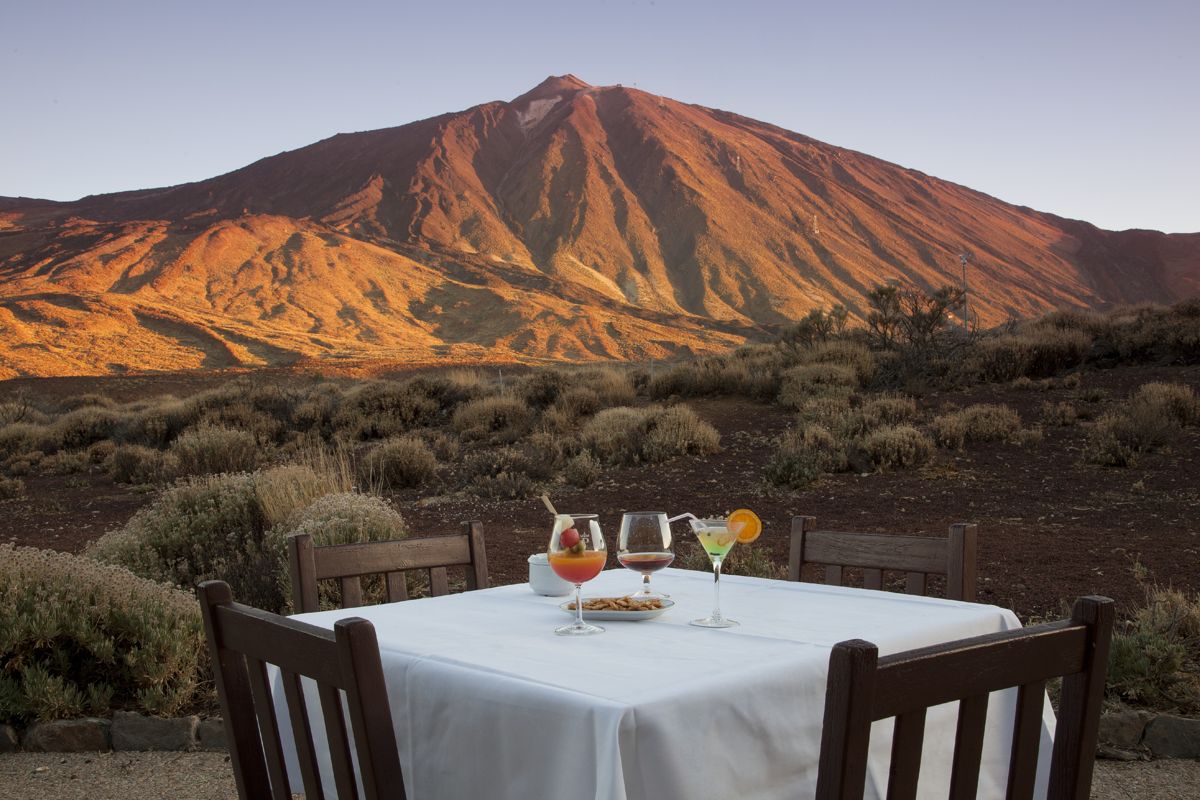 Tavolo con drink davanti al monte Teide a Tenerife al tramonto.
