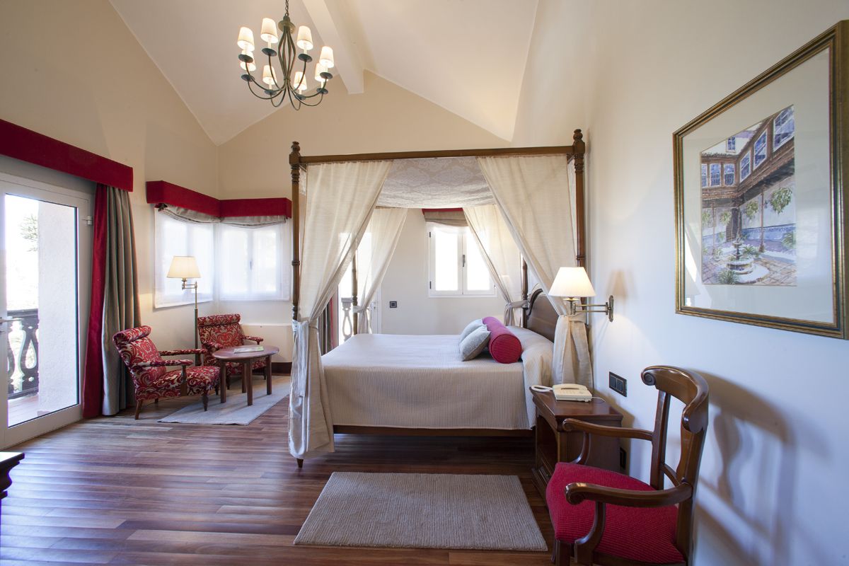 Camera da letto con letto a baldacchino e mobili in legno a La Orotava, Tenerife.