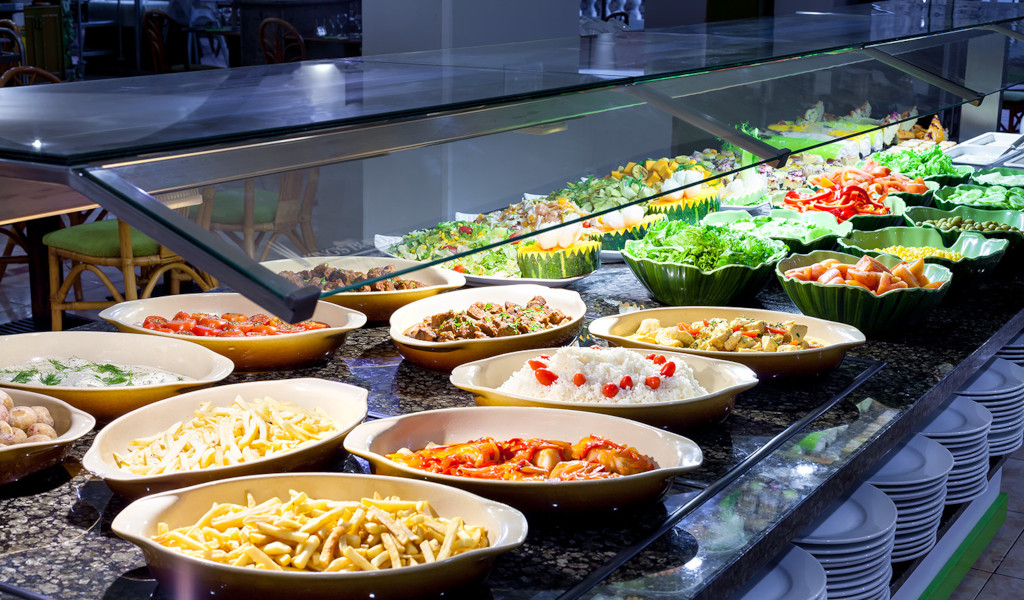 Buffet di verdure e piatti vari in un ristorante di Tenerife.