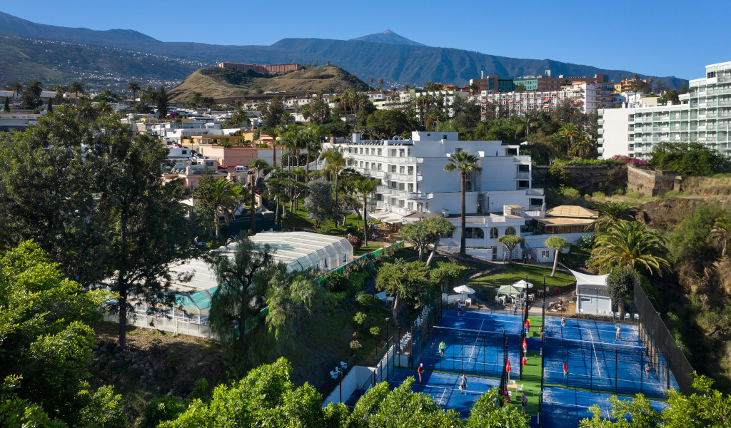 Campi da padel in un complesso turistico a Puerto de la Cruz, Tenerife.