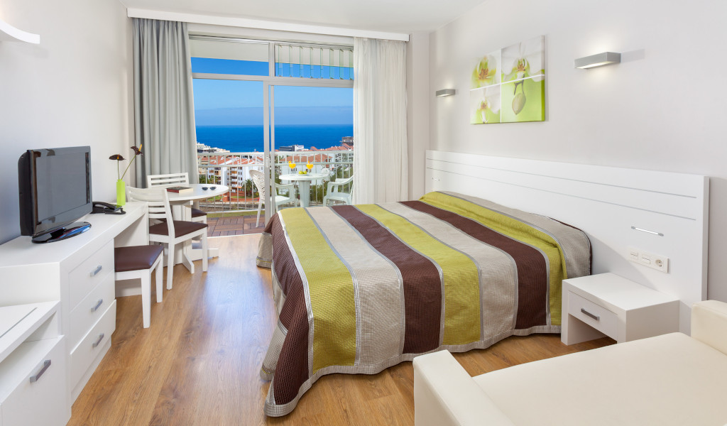 Camera da letto con vista mare a Costa Adeje, Tenerife, con balcone e mobili moderni.