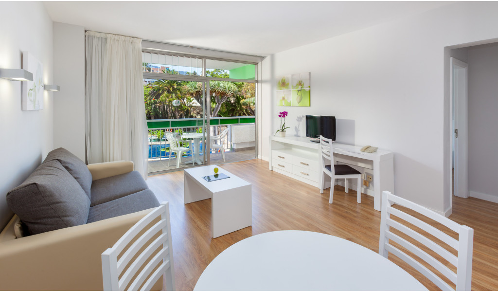 Soggiorno moderno con balcone affacciato sul giardino a Tenerife.