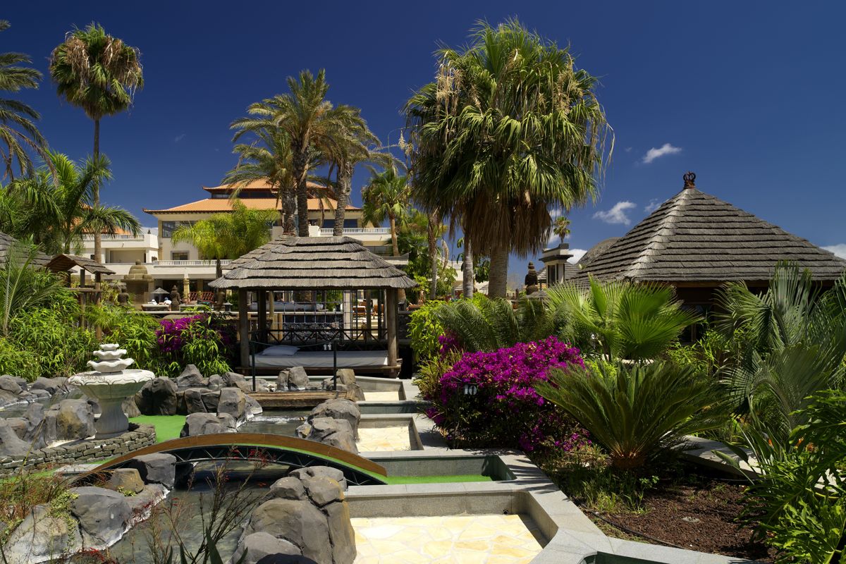 Giardini lussureggianti e architettura del resort a Tenerife.