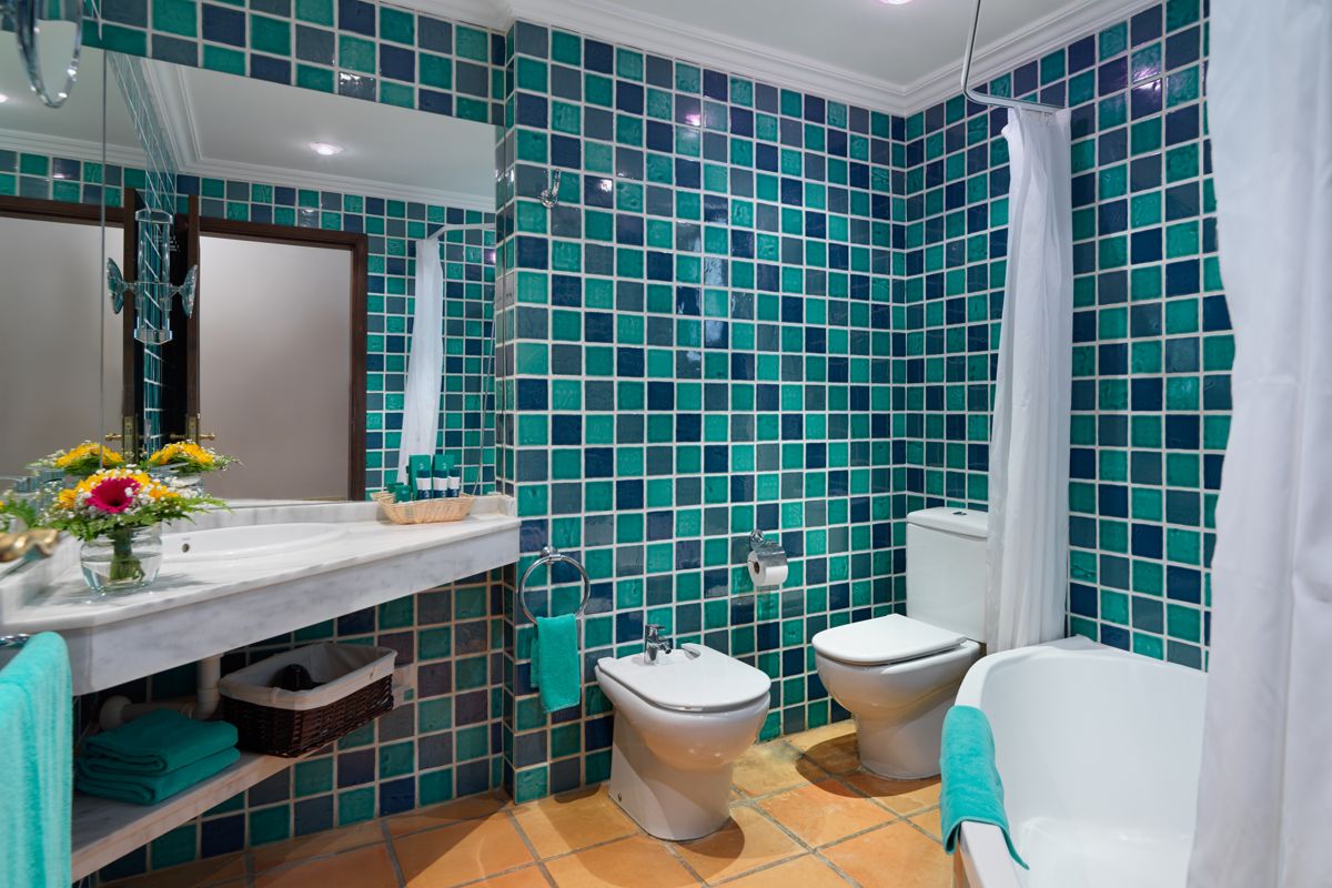 Bagno con piastrelle blu e box doccia a Tenerife.
