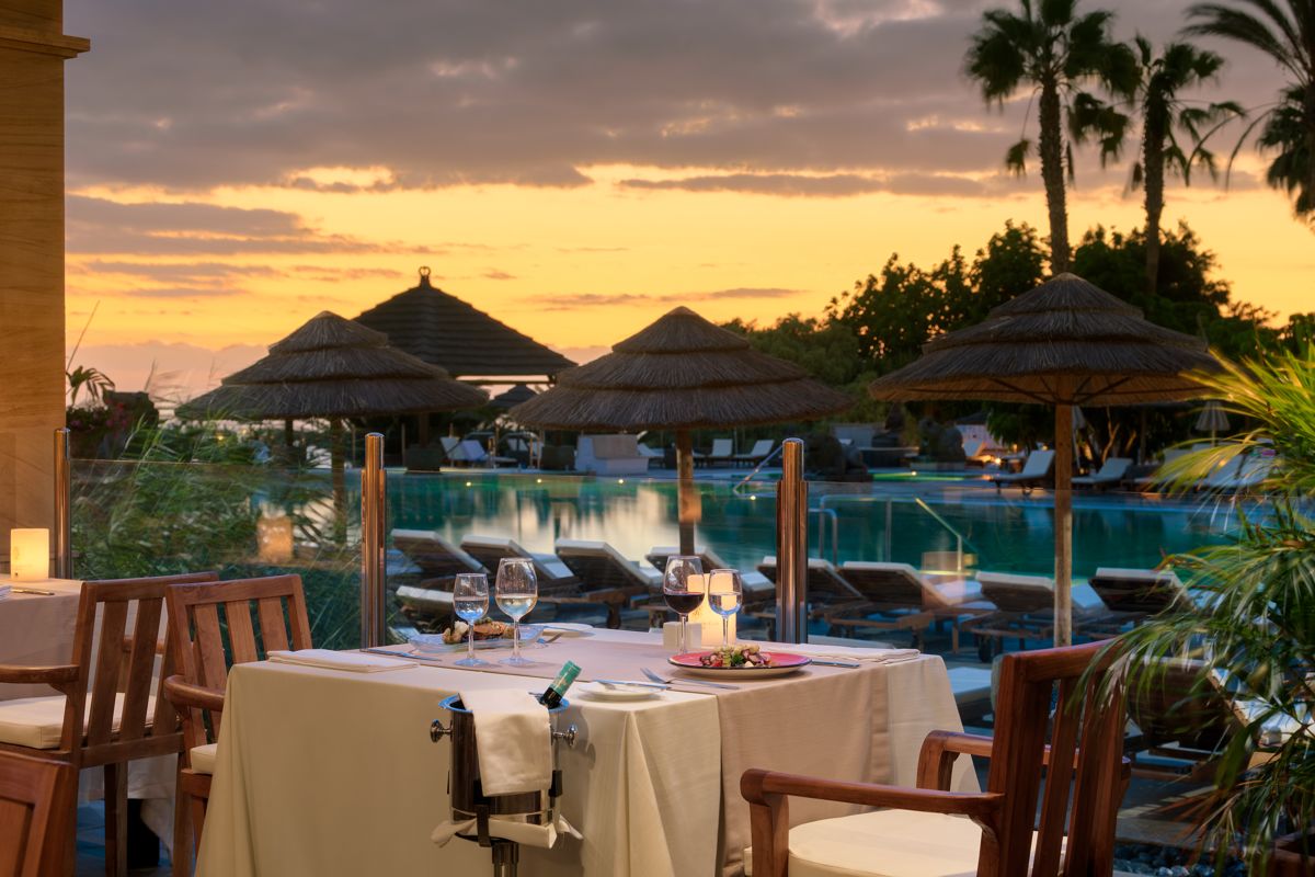Cena al tramonto vicino alla piscina a Tenerife.