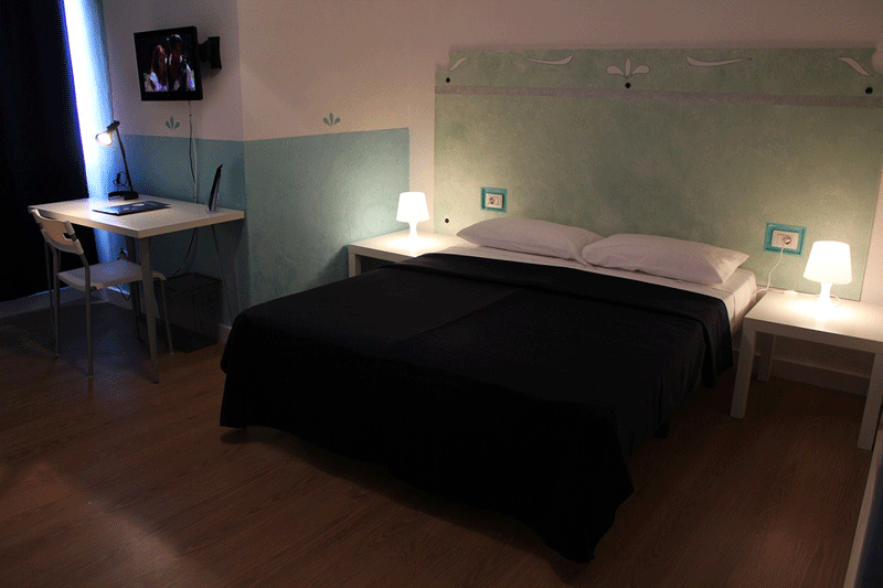 Camera accogliente con letto matrimoniale, scrivania e TV a San Cristóbal de La Laguna.
