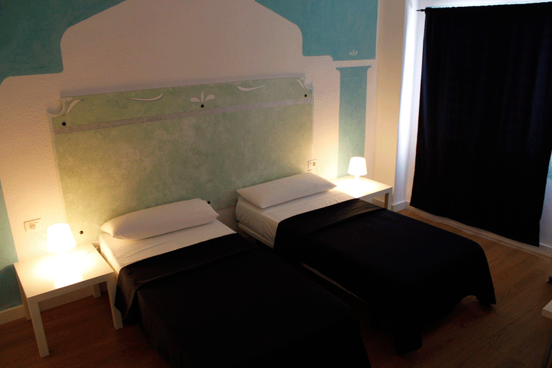 Due letti singoli con lampade in una stanza di hotel a Tenerife.
